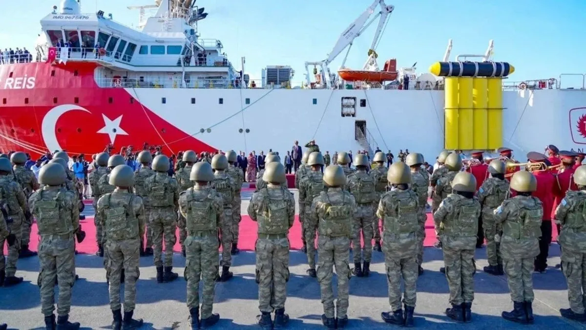 Somali’ye ulaşan Oruç Reis için Mogadişu’da karşılama töreni! Bakan Bayraktar’a anlamlı hediye