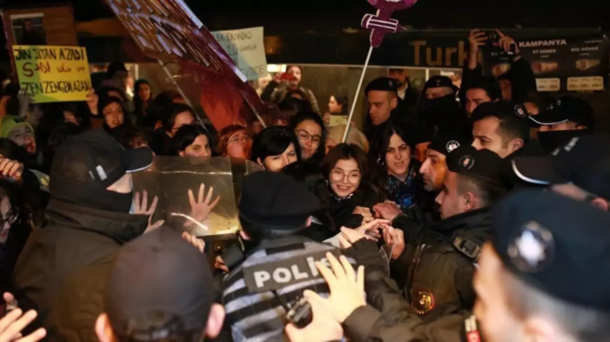 25 Kasım’da kadınlar karşılarında polis barikatlarını buldu