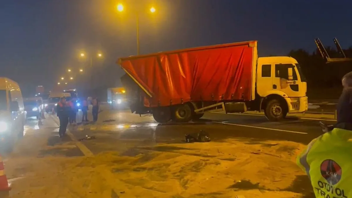 İstanbul-  Esenyurt TEM’de, yakıt tankeri kamyona arkadan çarptı: Trafikte yoğunluk oluştu!