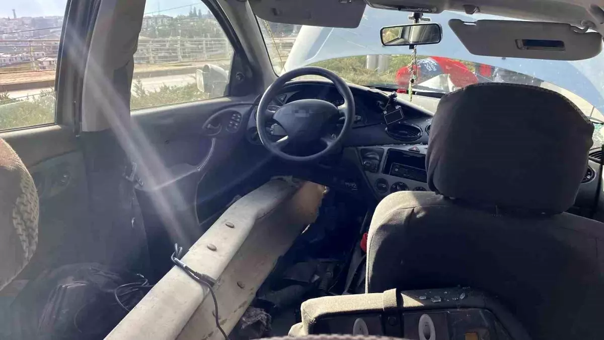 Seyir Halindeki Otomobil Bariyere Saplandı: Sürücü Yaralı