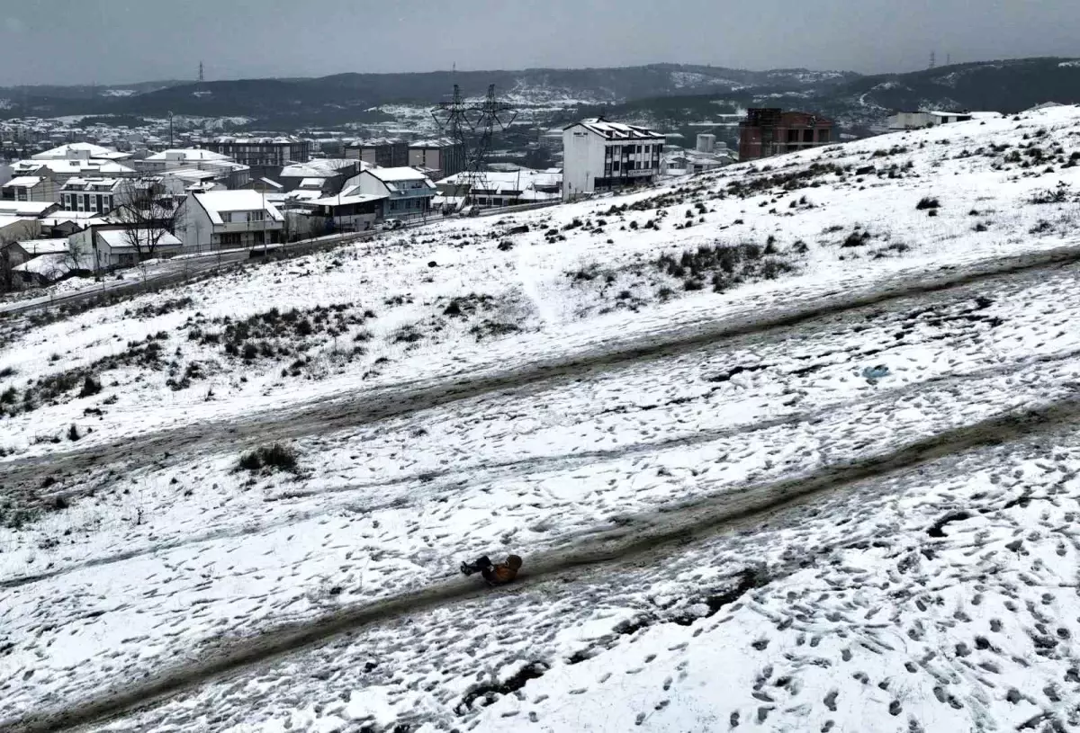 Arnavutköy’de Çocuklar Karla Eğlendi