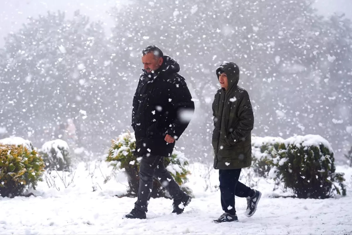 İstanbul’da kar esareti bitmeyecek gibi! Son açıklama öğrencilerin yüzünü güldürecek