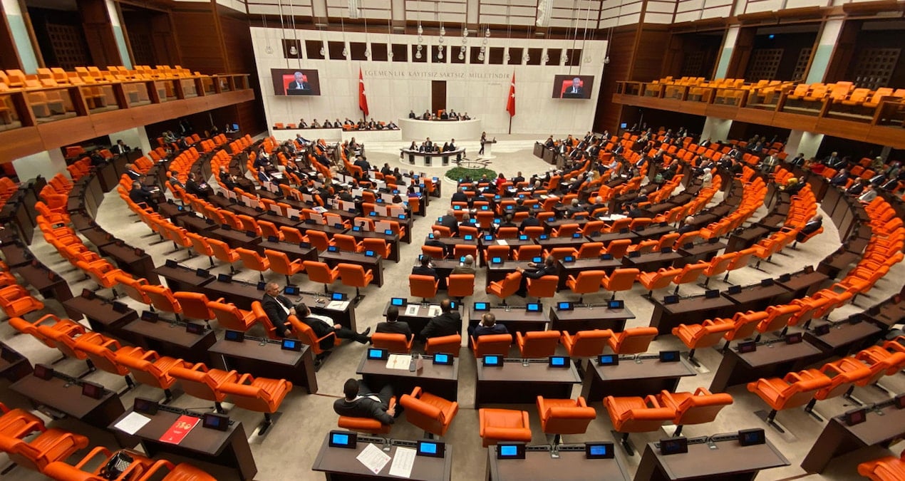 Milletvekilleri gitmedi, Meclis kapandı