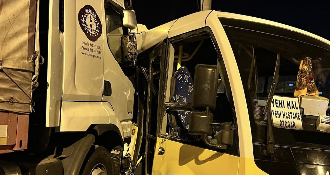 Mardin’de TIR ile yolcu minibüsü çarpıştı: Yaralılar var