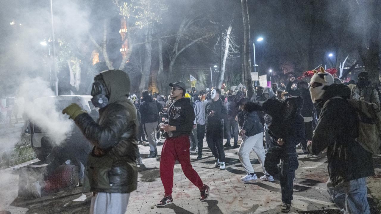 Saraçhane’de izinsiz gösteri yaparak polise saldıran provokatörlere müdahale edildi
