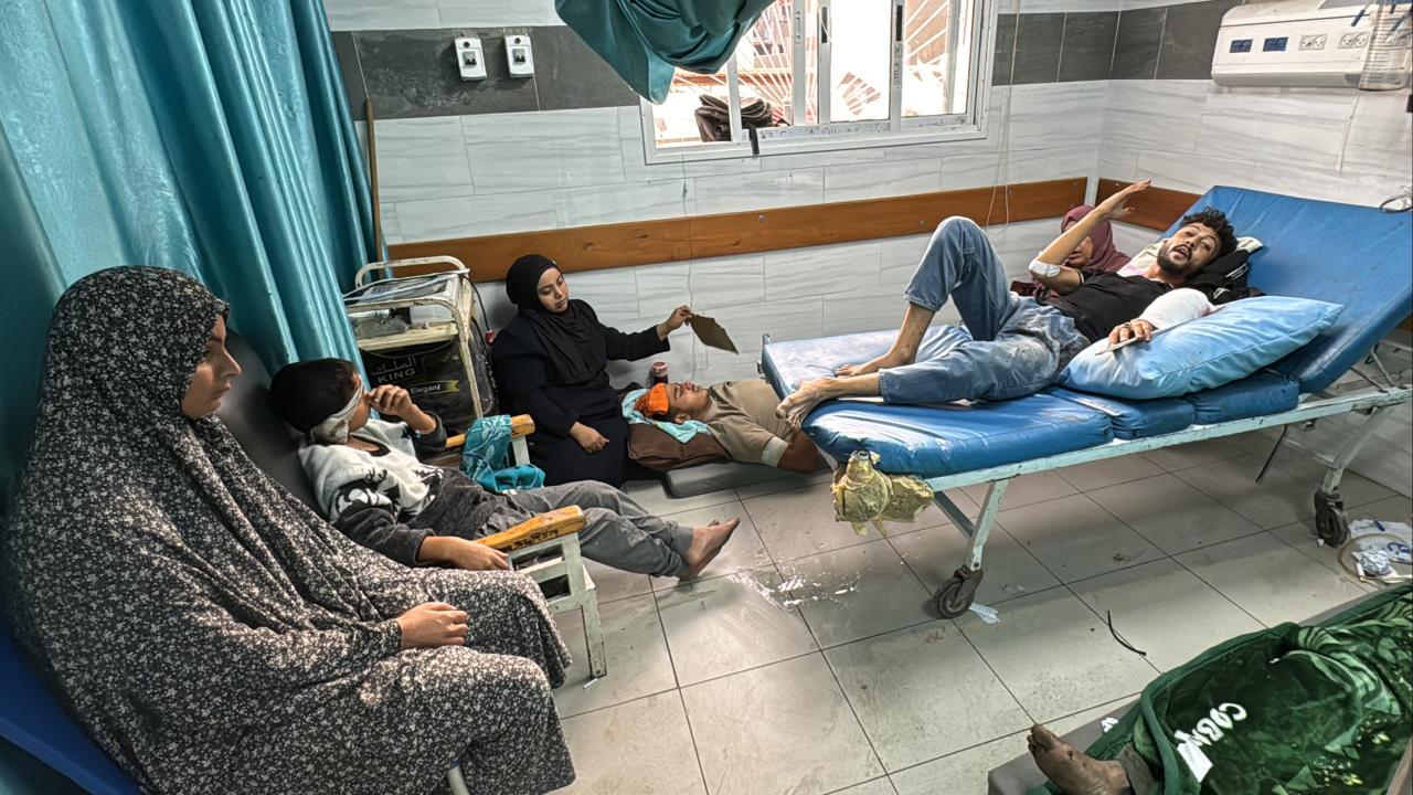 Katil İsrail’in saldırıları altındaki Gazze’de 52 tane yoğun bakım yatağı kaldı