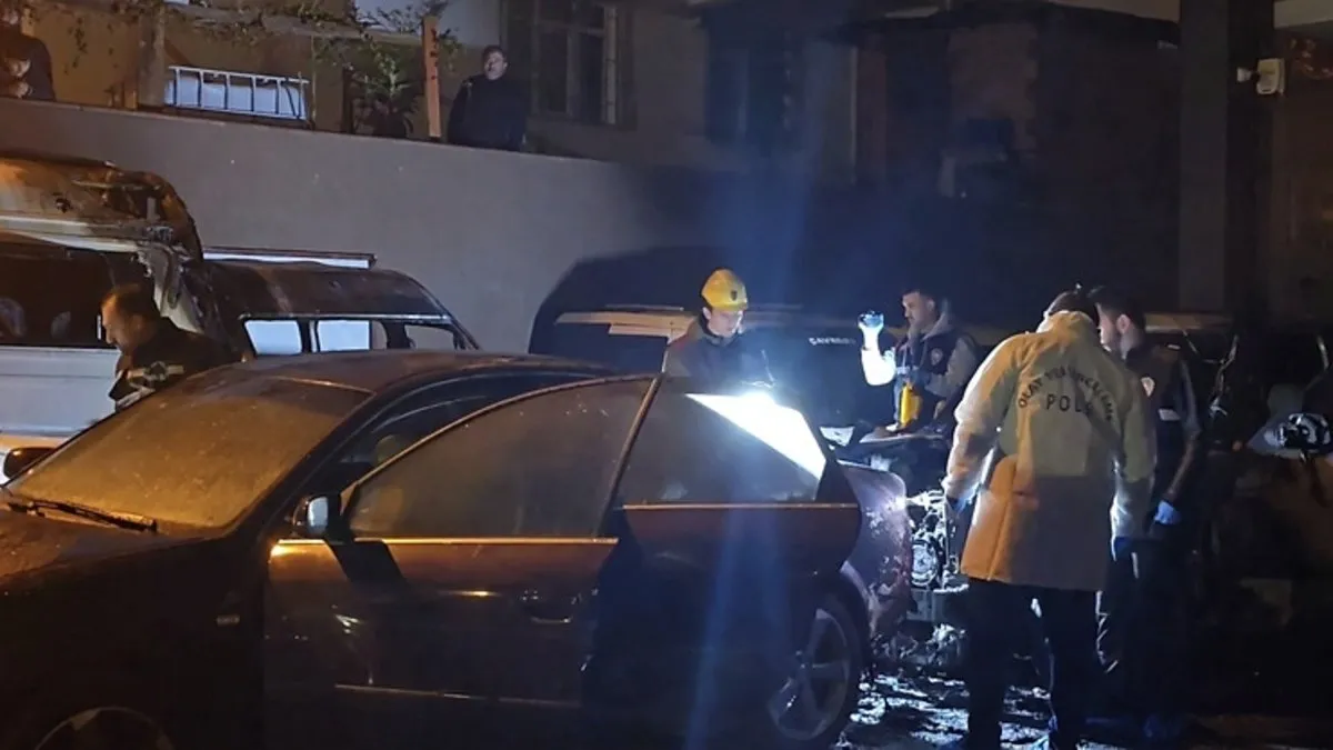 Tuzla’da park halindeki otomobilde yangın: Alevler 5 araca sıçradı