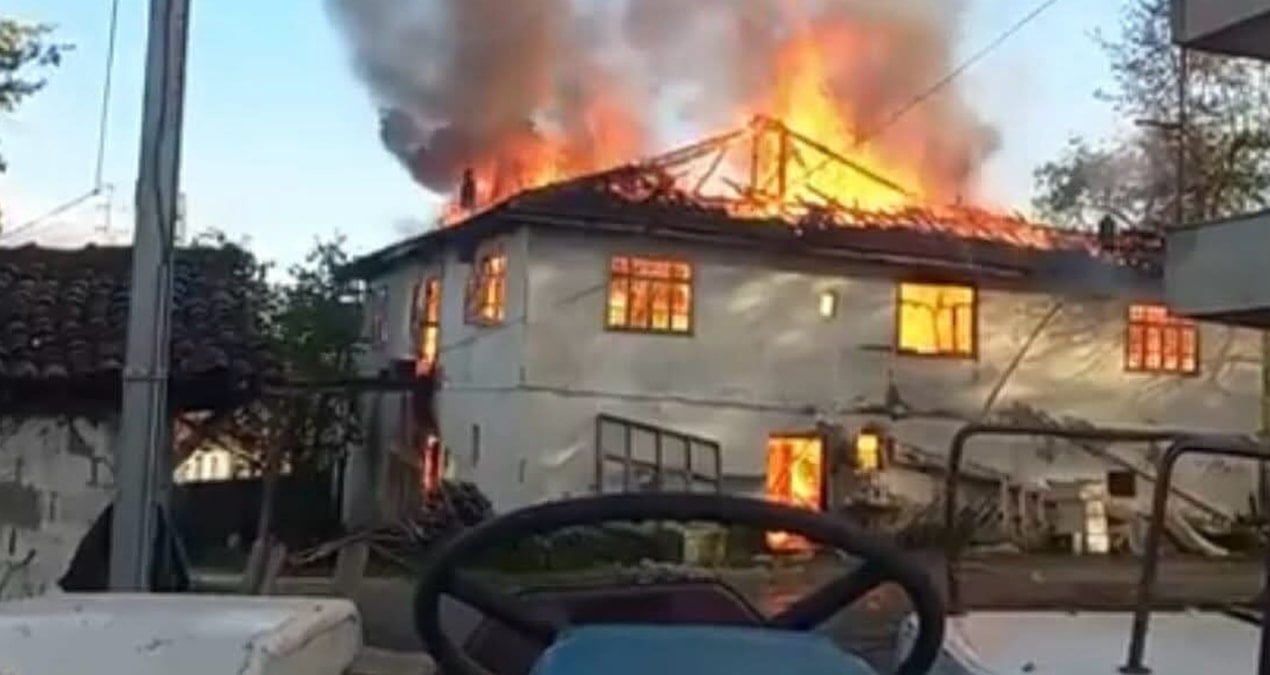 Zonguldak’ta 2 katlı ev küle döndü